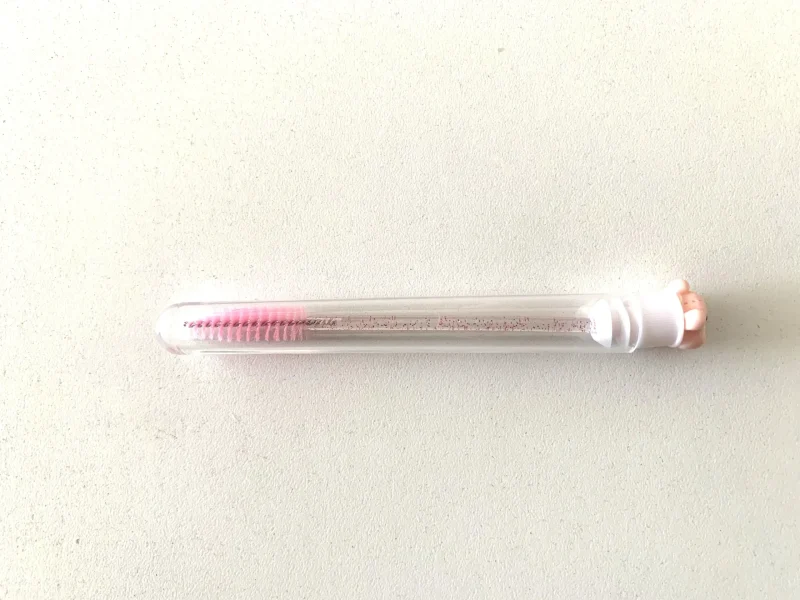 CEPILLO DESECHABLE - CON GLITTER EN TUBO ROSA - CONEJITO - Image 2